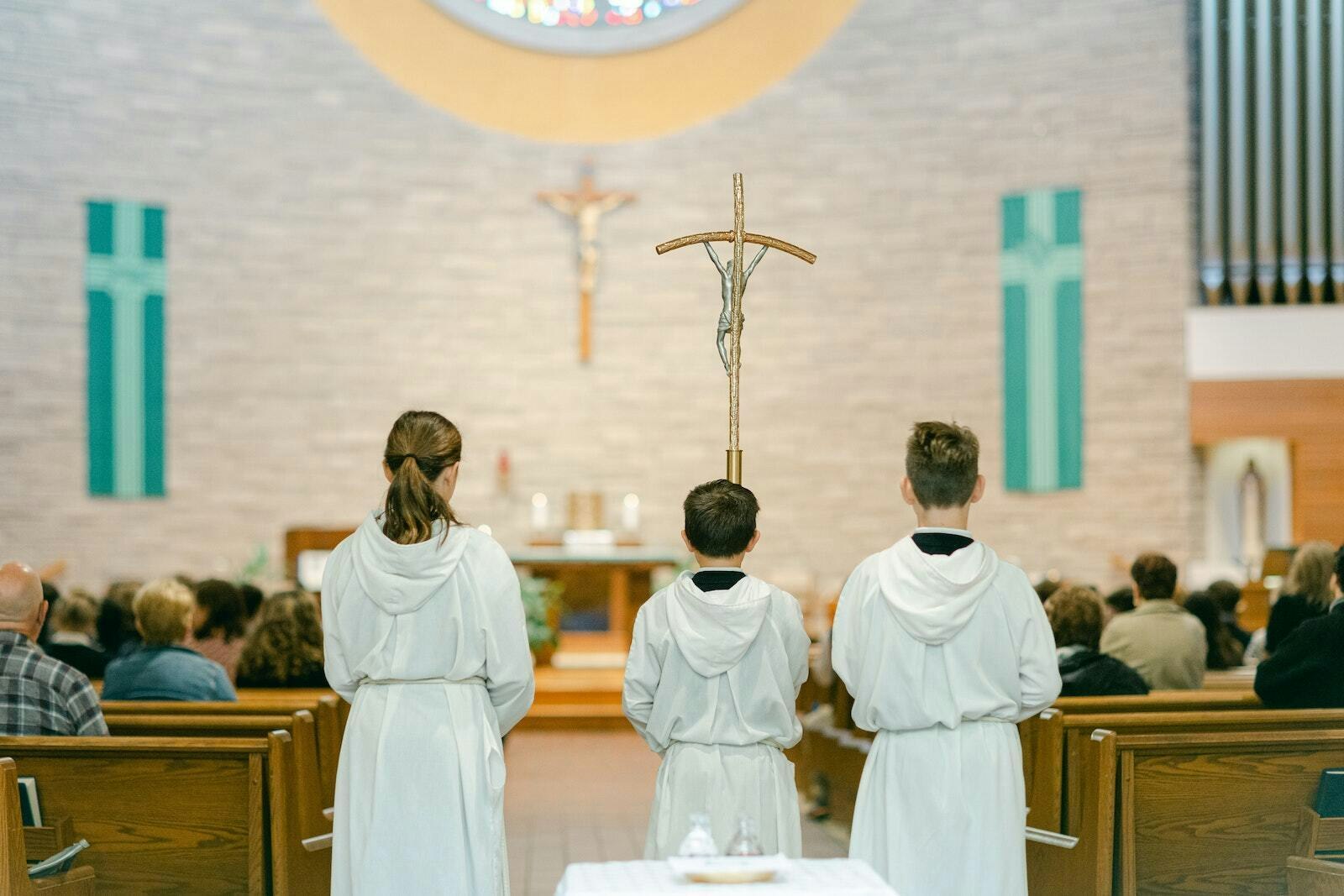 Los estudiantes se preparan para servir como monaguillos durante una Misa escolar en la Our Lady of the Lakes Parish en Waterford. La escuela ya reportó un incremento en la matrícula para el año académico 2023-24.
