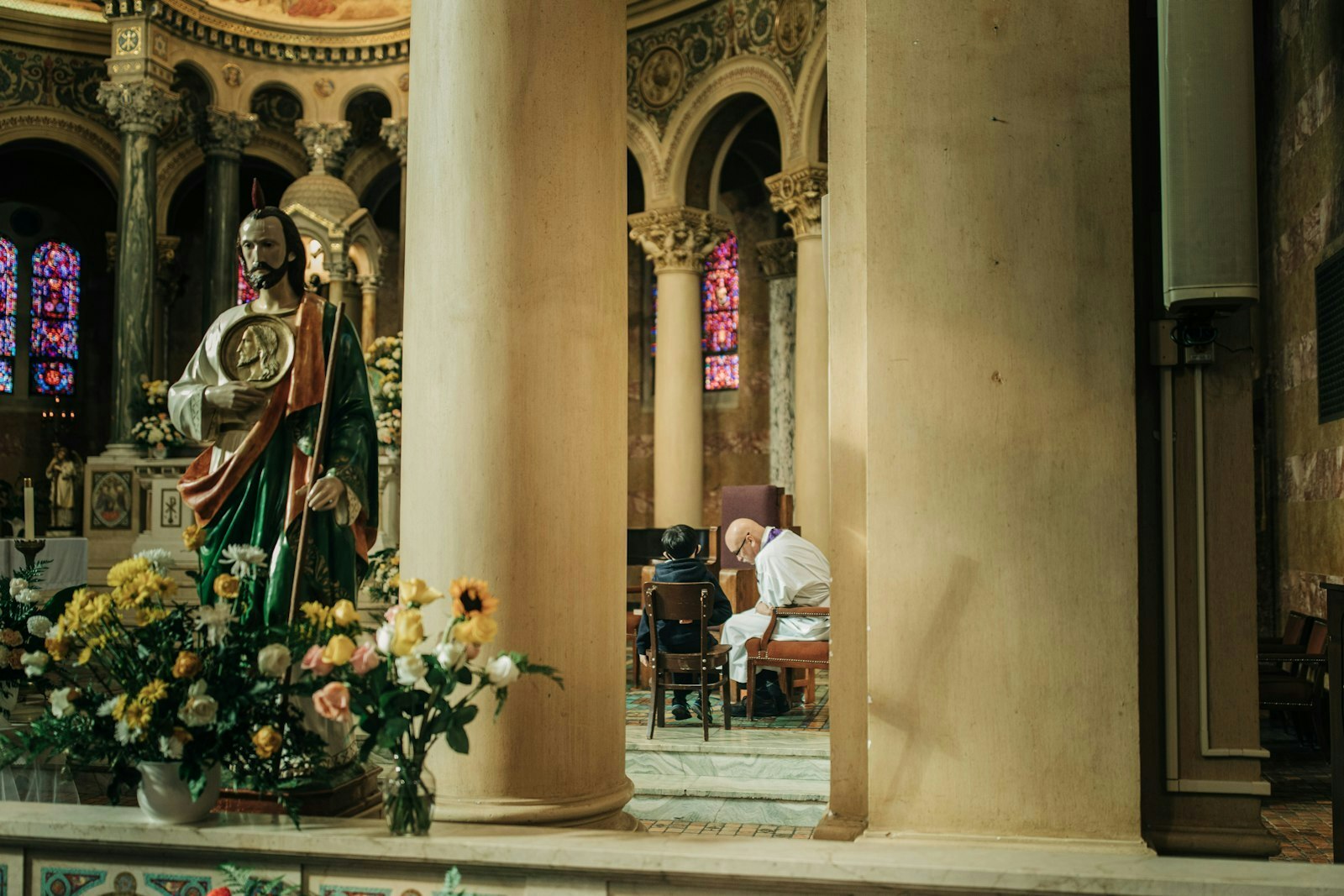 Un sacerdote confiesa en la Most Holy Redeemer Parish, en el suroeste de Detroit, en esta foto de archivo. Durante el Jubileo de la Esperanza, los peregrinos pueden recibir la indulgencia plenaria visitando los lugares de peregrinación de la Arquidiócesis de Detroit después de confesarse, rezar por las intenciones del Santo Padre y recibir la Eucaristía. (Foto de archivo de Detroit Catholic)