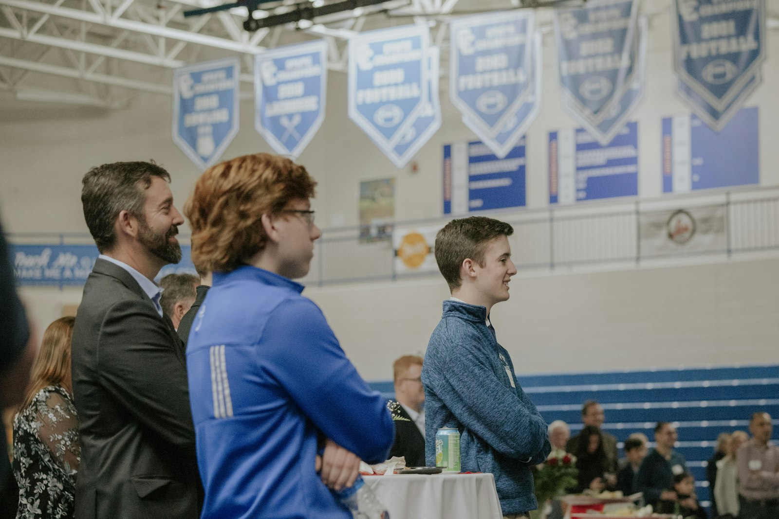 Estudiantes y padres de Catholic Central observan durante una ceremonia de reconocimiento el 19 de noviembre para los miembros de la Congregación de San Basilio en la Escuela Secundaria Catholic Central en Novi.