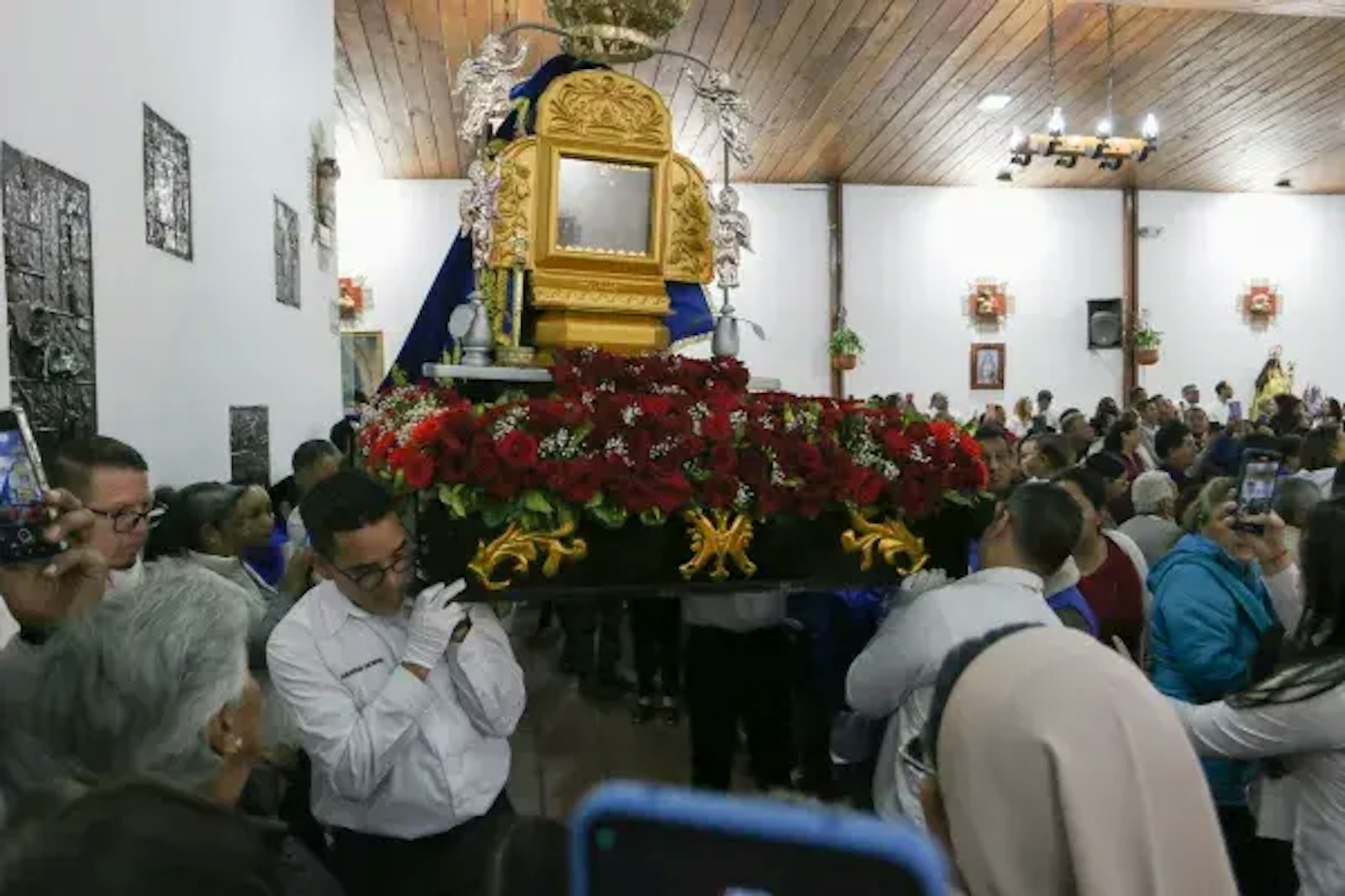 La Misa comenzó con el ingreso de la imagen de la Virgen de Chiquinquirá, una devoción muy querida por los venezolanos. Crédito: Eduardo Berdejo / EWTN News.