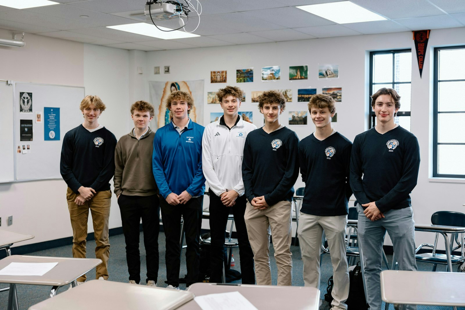 Estudiantes mayores del programa OCIT posan para una foto de clase el 12 de noviembre. Con el crecimiento del programa, los directivos han observado un mayor interés entre los estudiantes por aprender sobre la fe católica.