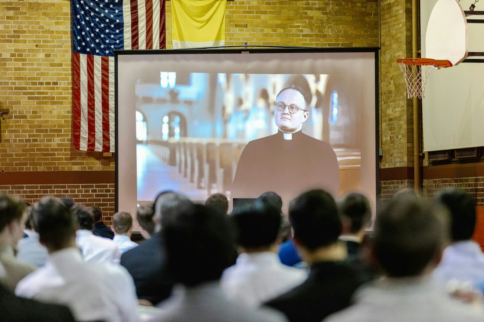 Los jóvenes que asisten a una velada de oración y cena con el arzobispo miran un vídeo sobre las vocaciones sacerdotales en el Sacred Heart Major Seminary en Detroit.