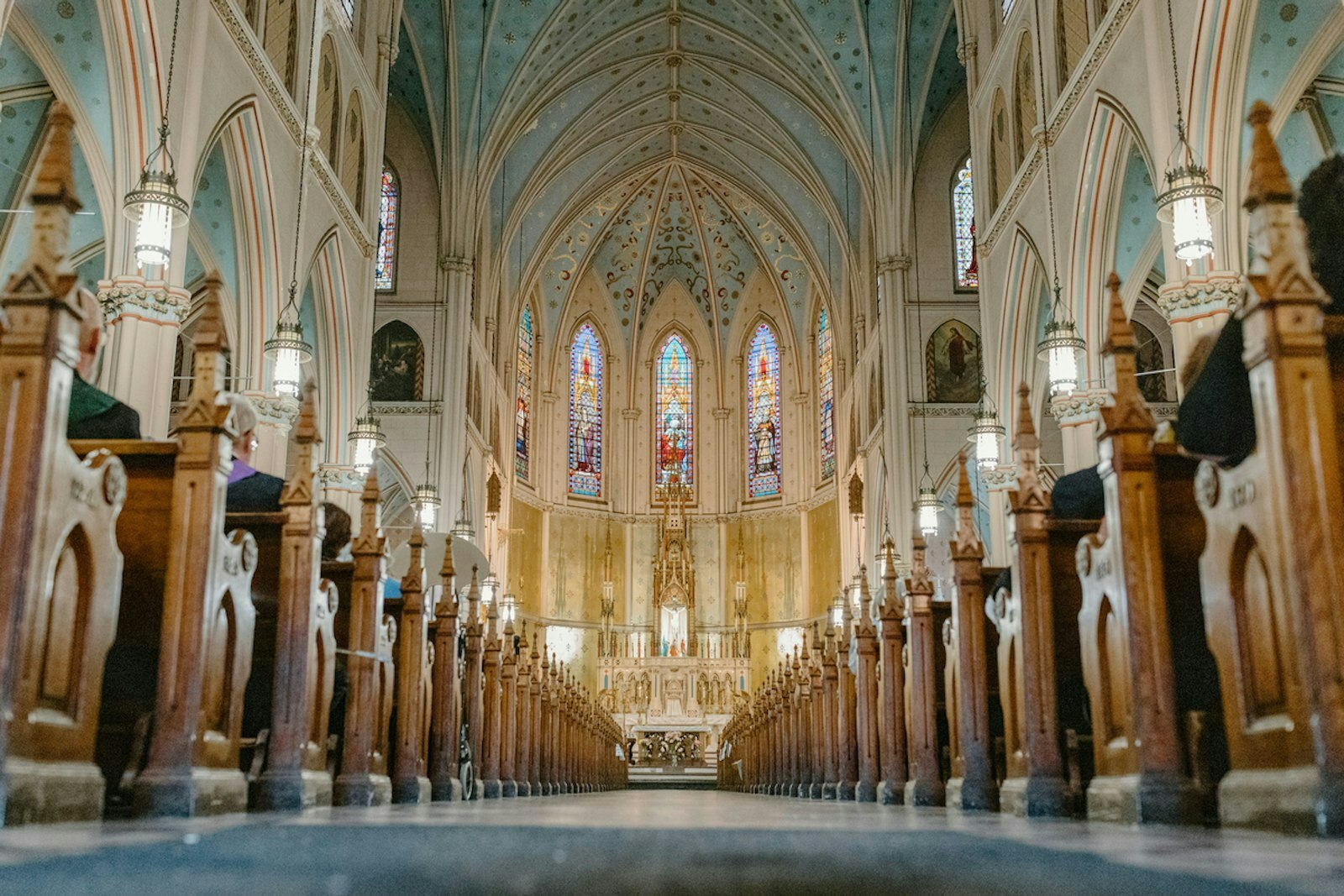 Los líderes de la Arquidiócesis de Detroit, Ste. Anne Parish y la Pulte Family Charitable Foundation anunciaron que la innovadora alianza con The Catholic Initiative permitirá la restauración y rehabilitación completa de la Basilica of Ste. Anne y su recinto. El proyecto incluye reparaciones esenciales, mejoras significativas y la creación de un fondo de dotación que garantizará el mantenimiento y funcionamiento futuros de la basílica de manera permanente, lo que permitirá a la comunidad parroquial enfocarse en su misión de evangelización y servicio. (Foto de Alissa Tuttle | Especial para Detroit Catholic)