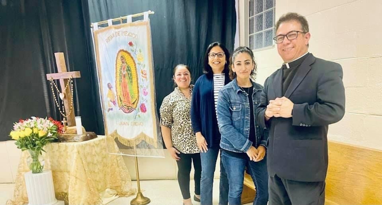 Lizzet Guadalupe Mendoza, Gabriela Sakmar y Gabriela Preciado posan para una foto junto al Padre Jaime, párroco de San Juan Diego, una de las parroquias con grupo Guadalupano que forma parte de la Federación de Asociaciones de Nuestra Señora de Guadalupe | Foto cortesía de Gabriela Sakmar