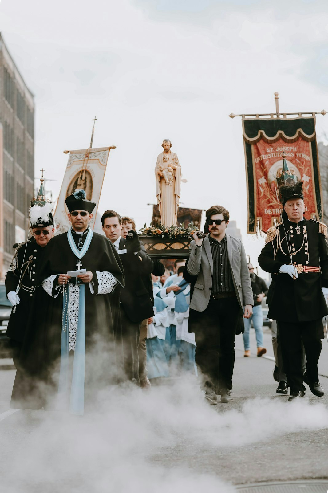 Los feligreses procesionan por Detroit durante la procesión del Día de San José en el Santuario de San José el 19 de marzo de 2019. El Santuario de San José es administrado por el Instituto de Cristo Rey, Sumo Sacerdote, un instituto religioso que el Arzobispo Vigneron invitó a la Arquidiócesis de Detroit en 2016 para hacerse cargo del Santuario de San José como parroquia personal. (Naomi Vrazo | Arquidiócesis de Detroit)