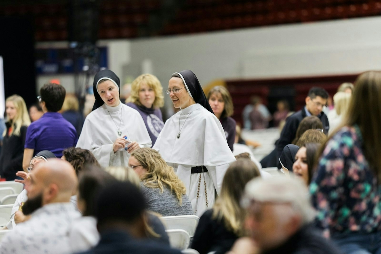 Las Hermanas Dominicas de María, Madre de la Eucaristía, conversan con directores y maestros durante el Día Catequético del Arzobispo para Maestros en la Universidad de Detroit Mercy en septiembre de 2019. (Naomi Vrazo | Detroit Catholic)