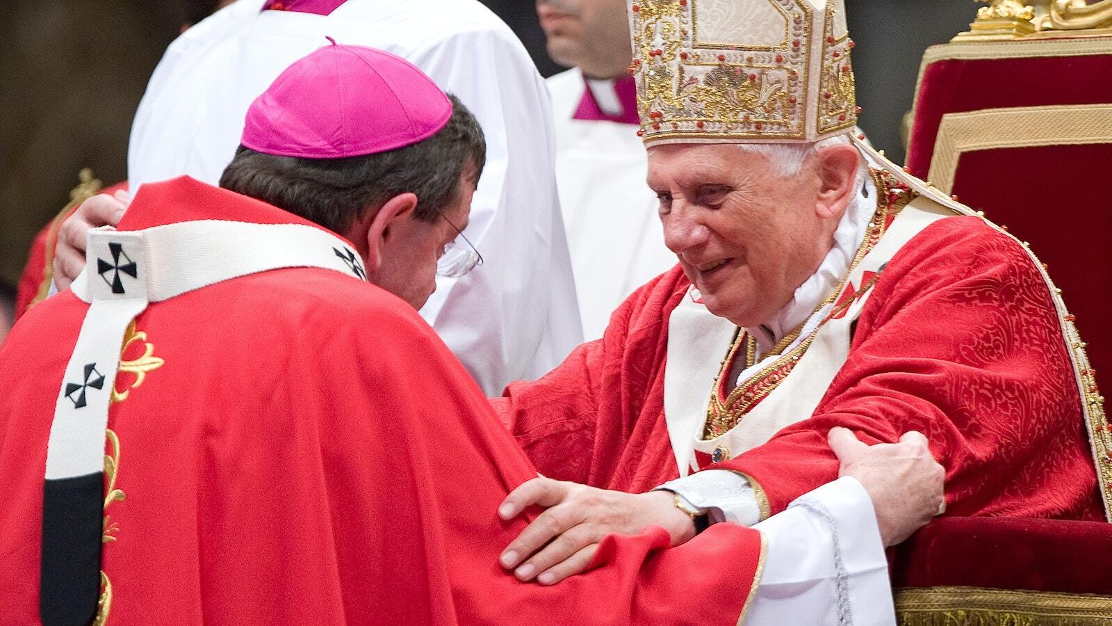 El Papa Benedicto XVI sonríe mientras dirige unas palabras de aliento al Arzobispo Vigneron tras otorgarle el palio, una banda de lana que denota su papel de pastor, el 29 de junio de 2009, en la Basílica de San Pedro en Roma. (L'Osservatore Romano | CNS photo)