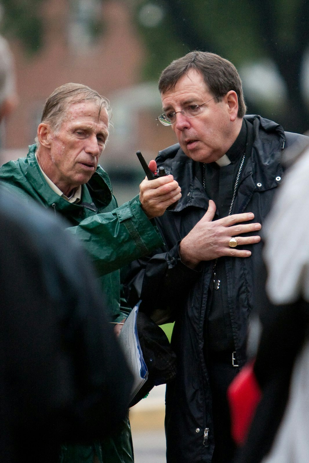 Dan Goodnow sostiene un micrófono para el Arzobispo de Detroit Allen H. Vigneron durante una vigilia de oración el 3 de septiembre de 2011.