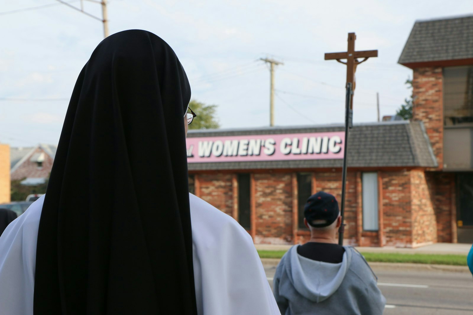 Una religiosa reza frente a una clínica abortista en 8 Mile Road, en Eastpointe, en 2014. (Fotografía de Dianne Korzeniewski, cortesía de Helpers of God's Precious Infants).