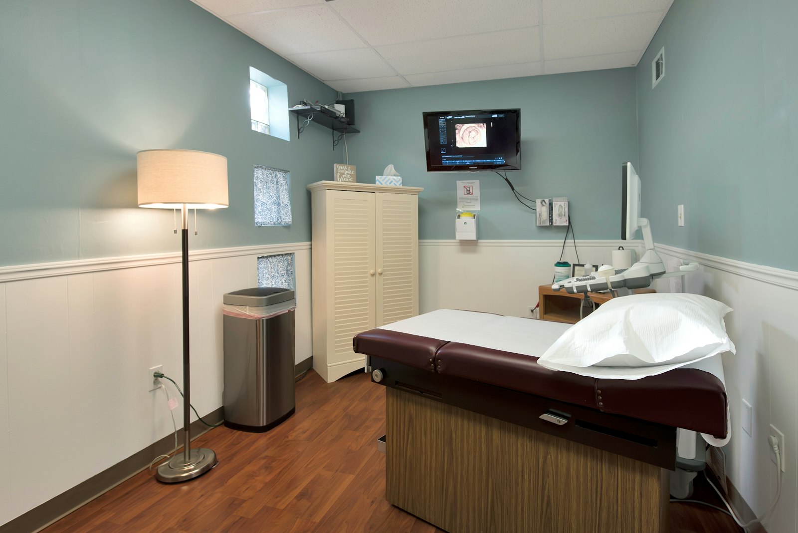 En el Centro de Embarazo de Compassion, en Clinton Township, se ve una sala de exámenes médicos. Aunque no todos los centros de embarazo ofrecen servicios médicos, algunos, como Compassion, pueden ofrecer una gama completa de cuidados prenatales bajo la dirección de un profesional médico autorizado.