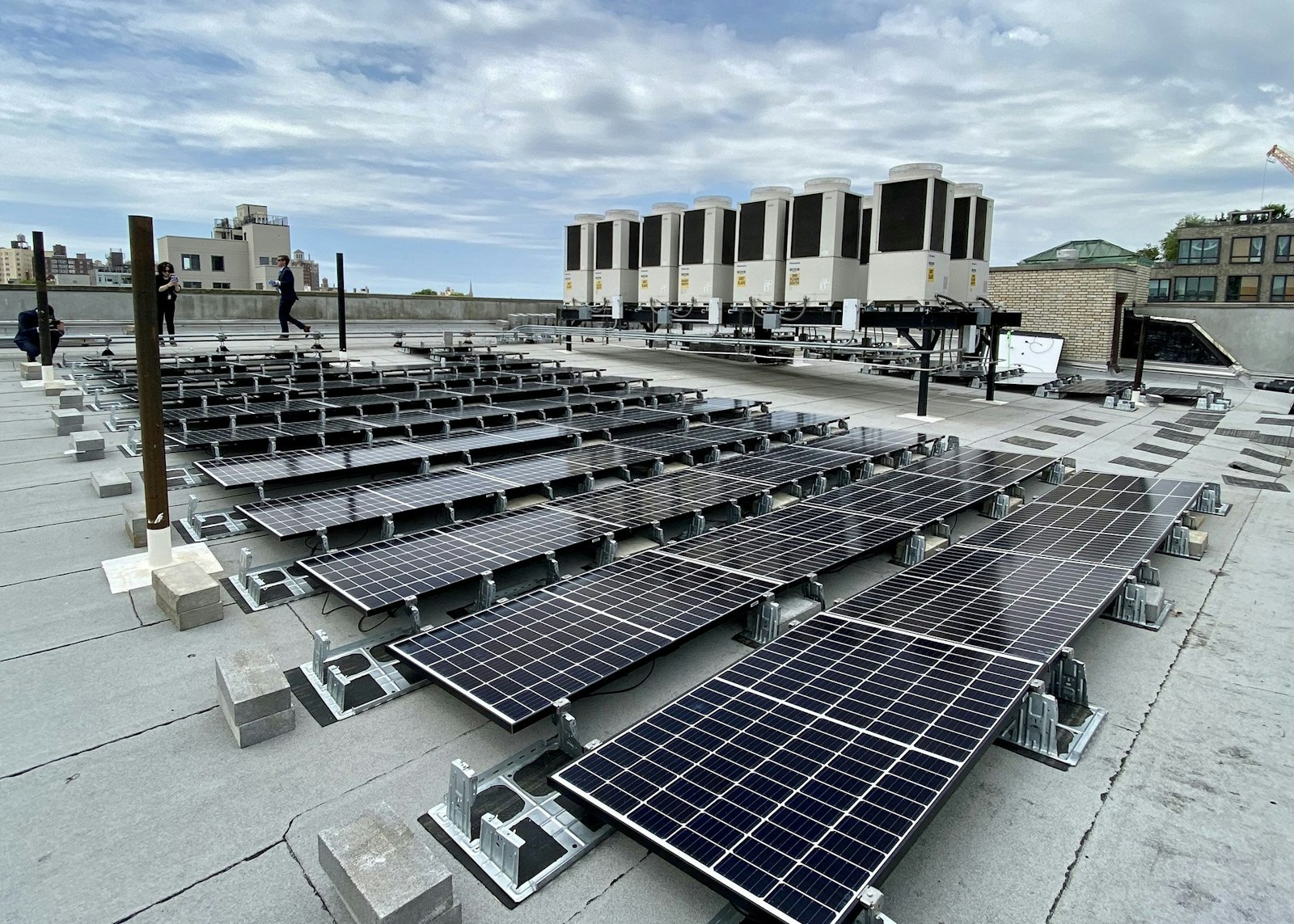 Paneles solares en la ciudad de Nueva York en la Residencia del Obispo Thomas V. Daily en el barrio de Prospect Heights en Brooklyn, N.Y. El Programa MIGreen Power es una forma rentable de invertir en energía renovable, dijo un portavoz de DTE, porque no requiere que las organizaciones instalen costosos equipos a pequeña escala que de otra manera podrían ser prohibitivos. (CNS photo/Bill Miller, The Tablet)