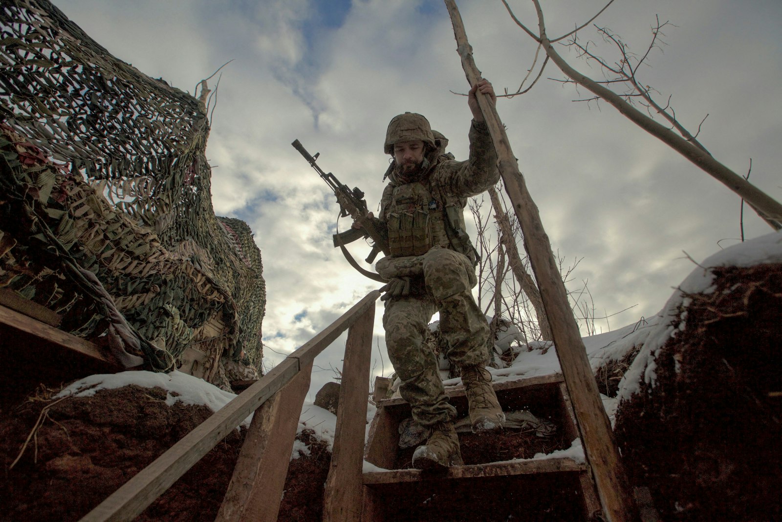 Un miembro del servicio de las fuerzas armadas ucranianas pasa por delante de las posiciones de combate cerca de una línea de separación de los rebeldes apoyados por Rusia cerca de Horlivka en la región de Donetsk de Ucrania el 22 de enero de 2022. (CNS photo/Anna Kudriavtseva, Reuters)