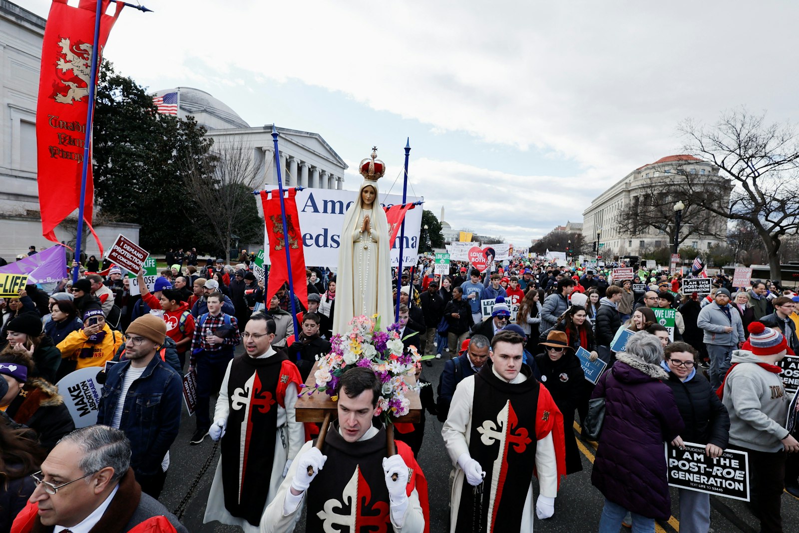 Los manifestantes pro-vida llevan una estatua de María frente a la Corte Suprema de EE.UU. durante la Marcha anual por la Vida en Washington, el 20 de enero de 2023, por primera vez desde que la corte superior anuló su decisión de aborto Roe v. Wade de 1973 el 24 de junio de 2022. (Foto del CNS/Jonathan Ernst, Reuters)