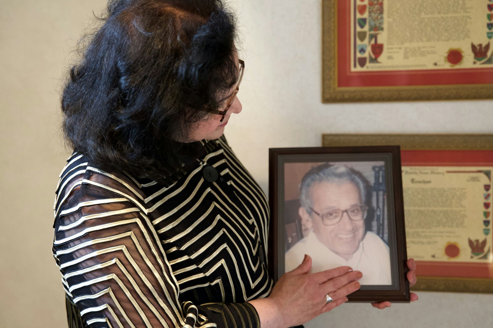 Truchan sostiene una imagen de su padre, el Dr. Aristeo Acosta Carreón. Como presidenta, Truchan espera transmitir un mensaje que le dijo su padre: Tu vales mucho.