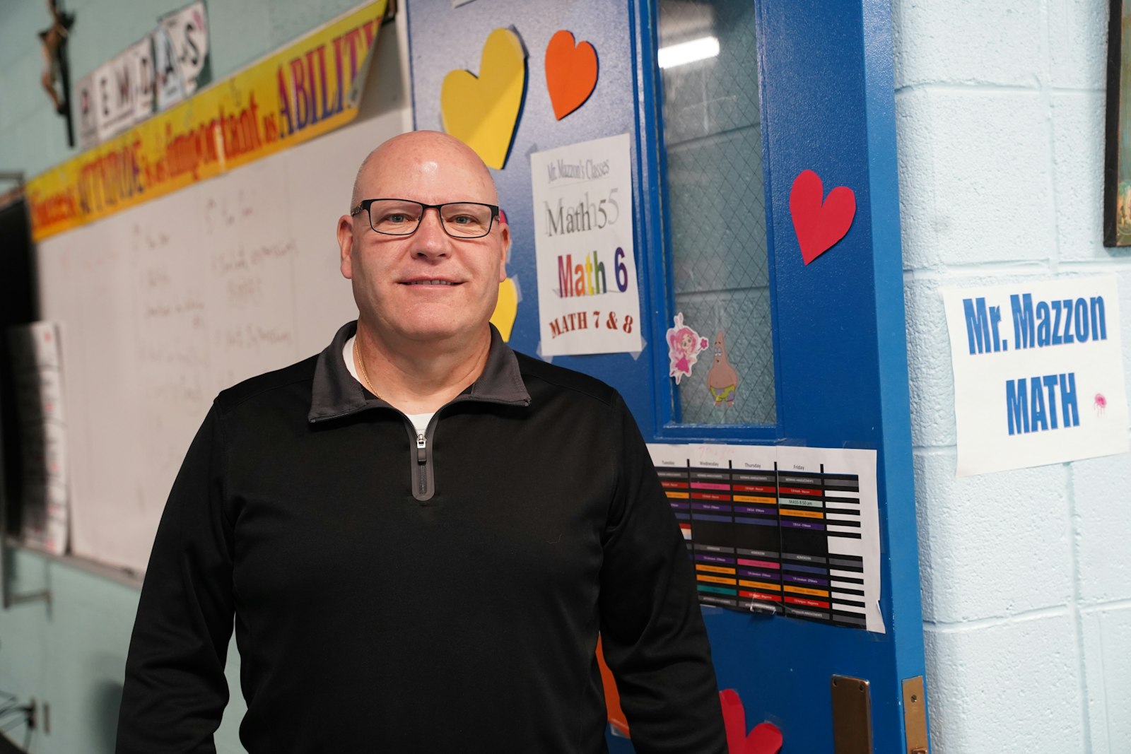 Mark Mazzon, que enseña matemáticas de quinto a octavo grado en la escuela Most Holy Trinity en Detroit, no quería enseñar a tiempo completo después de retirarse de su carrera de 35 años en la escuela pública, pero dijo que el horario flexible y la comunidad unida que encontrado en Most Holy Trinity lo convenció de regresar al salón de clases. (Daniel Meloy | Detroit Catholic)