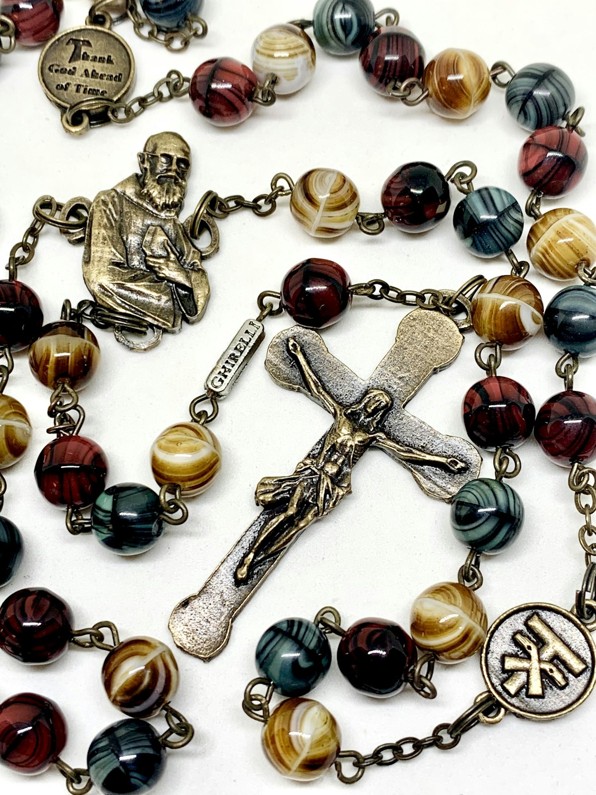 El rosario del Beato Solanus Casey incluye cuentas que reflejan la vida del santo fraile, incluida la cruz Tau y los conocidos dichos del Beato Solanus, como "Bendito sea Dios en todos sus designios".