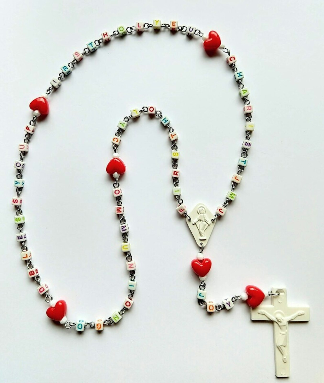 Uno de los rosarios personalizados disponibles en la tienda Etsy de Weber incluye cuentas de letras personalizables que se pueden arreglar según los diseños del cliente.