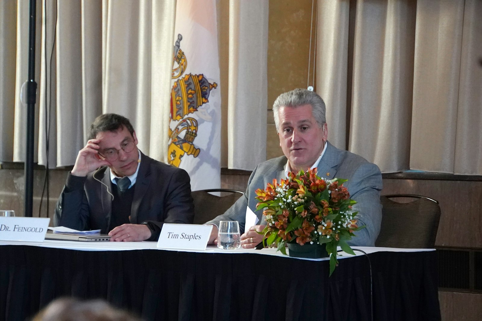 El Ph.D. Lawrence Feingold, a la izquierda, profesor de teología dogmática y cristología en el Seminario Kenrick-Glennon en St. Louis, y Tim Staples, apologista principal de Catholic Answers, hablan durante una sesión de preguntas y respuestas el 19 de febrero. La santidad del Arca de la Alianza se replica en la virginidad perpetua de María, dijo Staples, con mayor razón José fue asignado como protector de María mientras ella llevaba al Hijo de Dios.