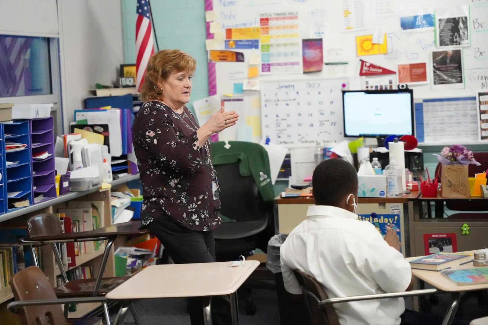 Lynn O'Meara dirige su clase en Most Holy Trinity School en Detroit en una lección después de recitar el Juramento a la Bandera. O'Meara, quien pasó 35 años en el distrito escolar de Harper Woods, decidió seguir una segunda carrera en educación católica después de la pandemia, en parte debido a la flexibilidad que le brindaba su pensión de la escuela pública. (Daniel Meloy | Detroit Catholic)