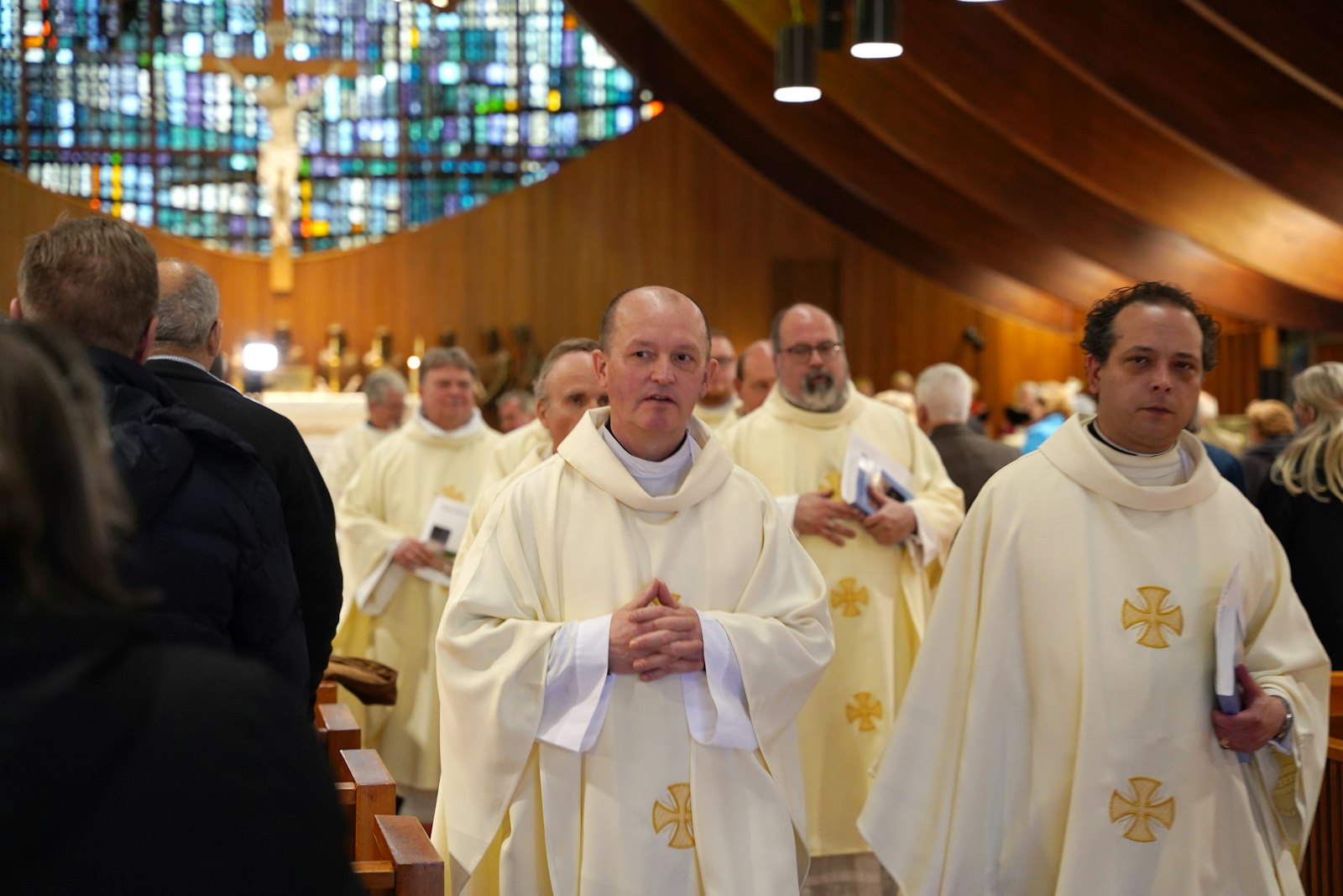 El Padre Bernard Witek, a la izquierda, es el nuevo director del Centro Litúrgico St. John Paul II, que será el guardián de la identidad polaco-católica del campus. Padre Witek quiere que el instituto se centre más en la evangelización y la promoción de la espiritualidad polaca.