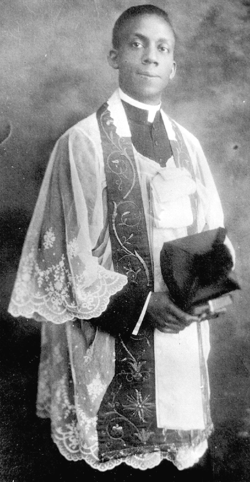 Ordenado entre una clase de 21 para la Diócesis de Detroit en 1926, el Padre DuKette sirvió dos años en la parroquia St. Benedict the Moor en Detroit antes de ser transferido a la parroquia Christ the King en Flint, donde sirvió durante más de 40 años. Cuando se erigió la Diócesis de Lansing en 1937, que incluía a Flint en su territorio, el Padre DuKette se convirtió en sacerdote de la diócesis recién creada. (Foto cortesía de los Archivos de la Arquidiócesis de Detroit)