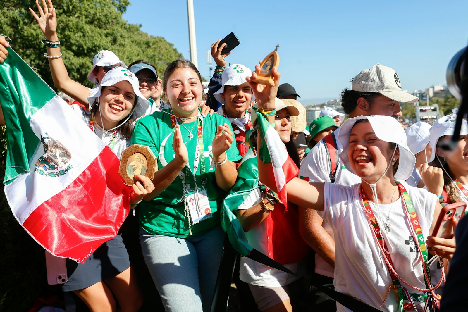Jóvenes de México esperan la llegada del Papa Francisco en la ceremonia de bienvenida de la Jornada Mundial de la Juventud en el Parque Eduardo VII en Lisboa, Portugal, el 3 de agosto de 2023. (Foto CNS /Lola Gomez)