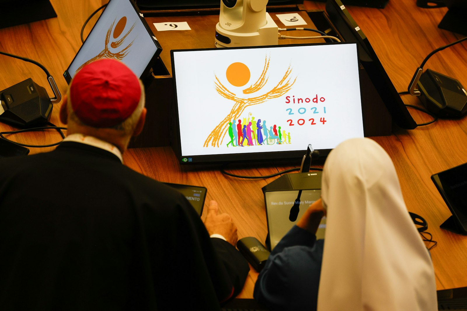 Los participantes en la asamblea del Sínodo de los Obispos se reúnen en el Aula de Audiencias Pablo VI del Vaticano antes de la primera sesión de trabajo de la asamblea del Sínodo de los Obispos el 4 de octubre de 2023. (Foto CNS/Lola Gomez)