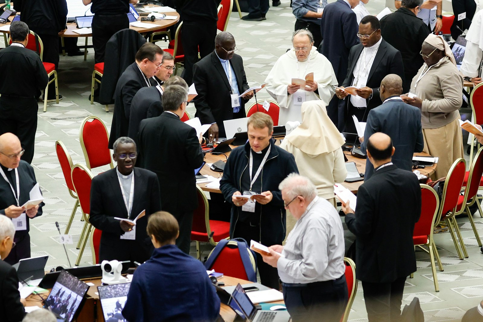 Miembros de la asamblea del Sínodo de los Obispos rezan antes de una sesión de trabajo en la Sala de Audiencias Pablo VI del Vaticano el 26 de octubre de 2023. (CNS photo/Lola Gomez)