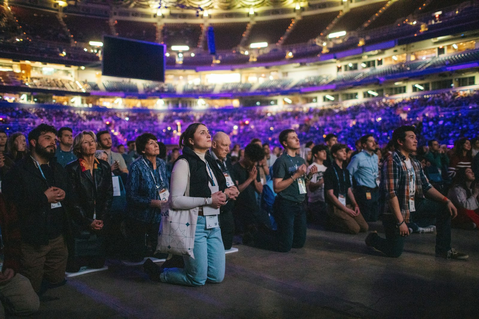 Asistentes rezan durante la conferencia SEEK24 en el America's Center Convention Complex de St. Más de 23.000 participantes asistieron a la conferencia celebrada del 1 al 5 de enero por la Fellowship of Catholic University Students. (Foto de OSV News /cortesía de FOCUS)