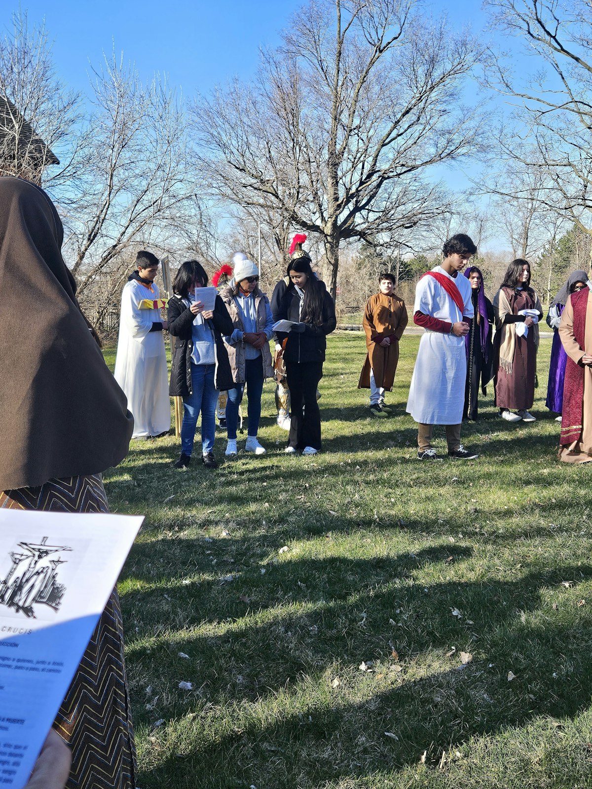 El Viernes Santo, la comunidad está invitada a participar de un viacrucis viviente. También habrá programas para niños y adolescentes que enseñan la fe de manera lúdica y participativa.