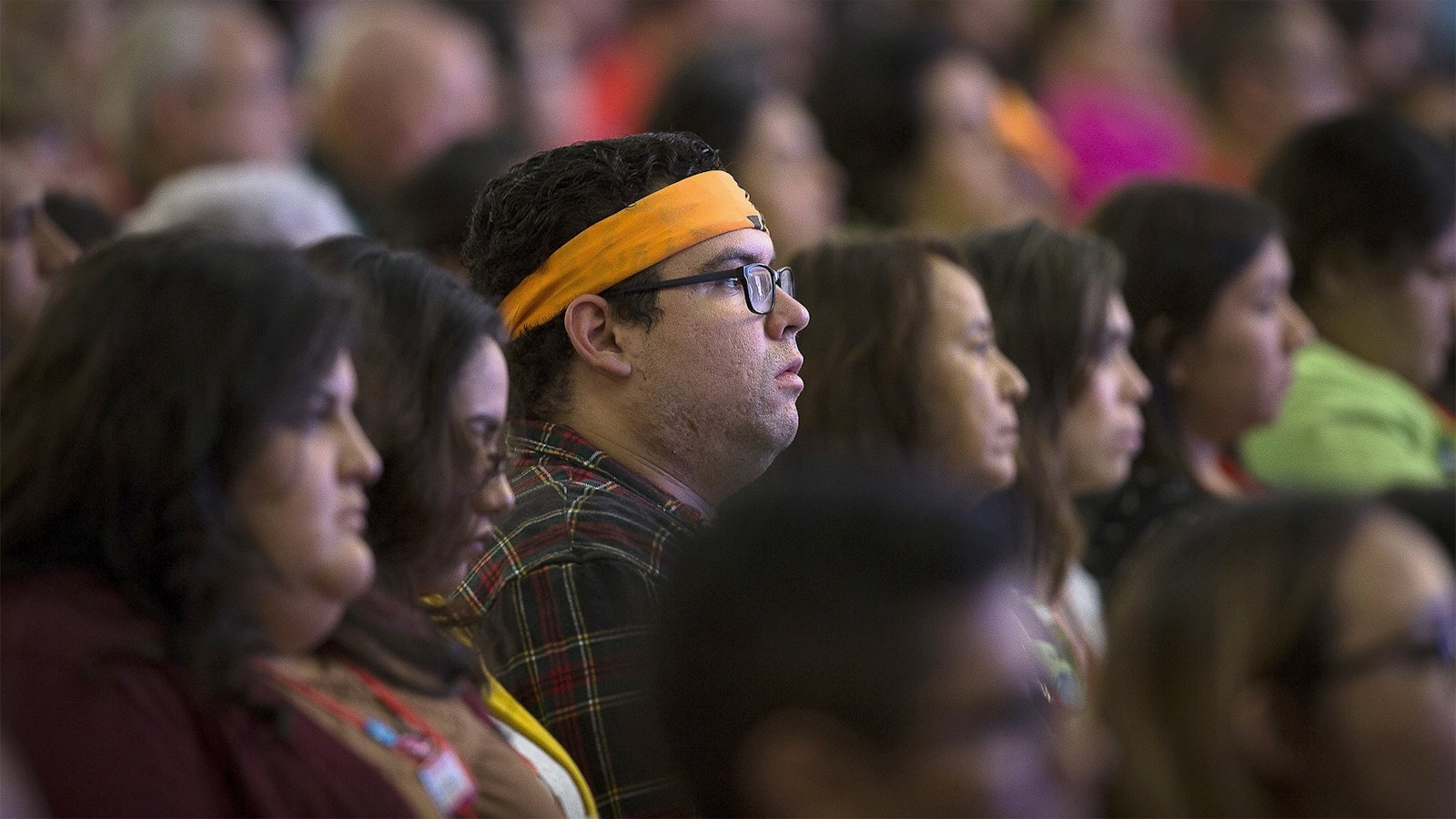 Los delegados escuchan a los ponentes el 21 de septiembre del 2018 durante el V Encuentro Nacional en Grapevine, Texas, que congregó a más de 3.200 líderes católicos hispanos. El 10º Congreso Eucarístico Nacional, que se celebrará del 17 al 21 de julio de 2024 en Indianápolis, busca ayudar a decenas de miles de católicos a estar unidos en la fe, tener una renovación personal y alabar a Jesús en la Eucaristía. Jaime Reyna, el responsable de multiculturalidad e inclusividad del congreso, anima a los católicos hispanos a unirse a este evento. (Foto OSV News/Tyler Orsburn)