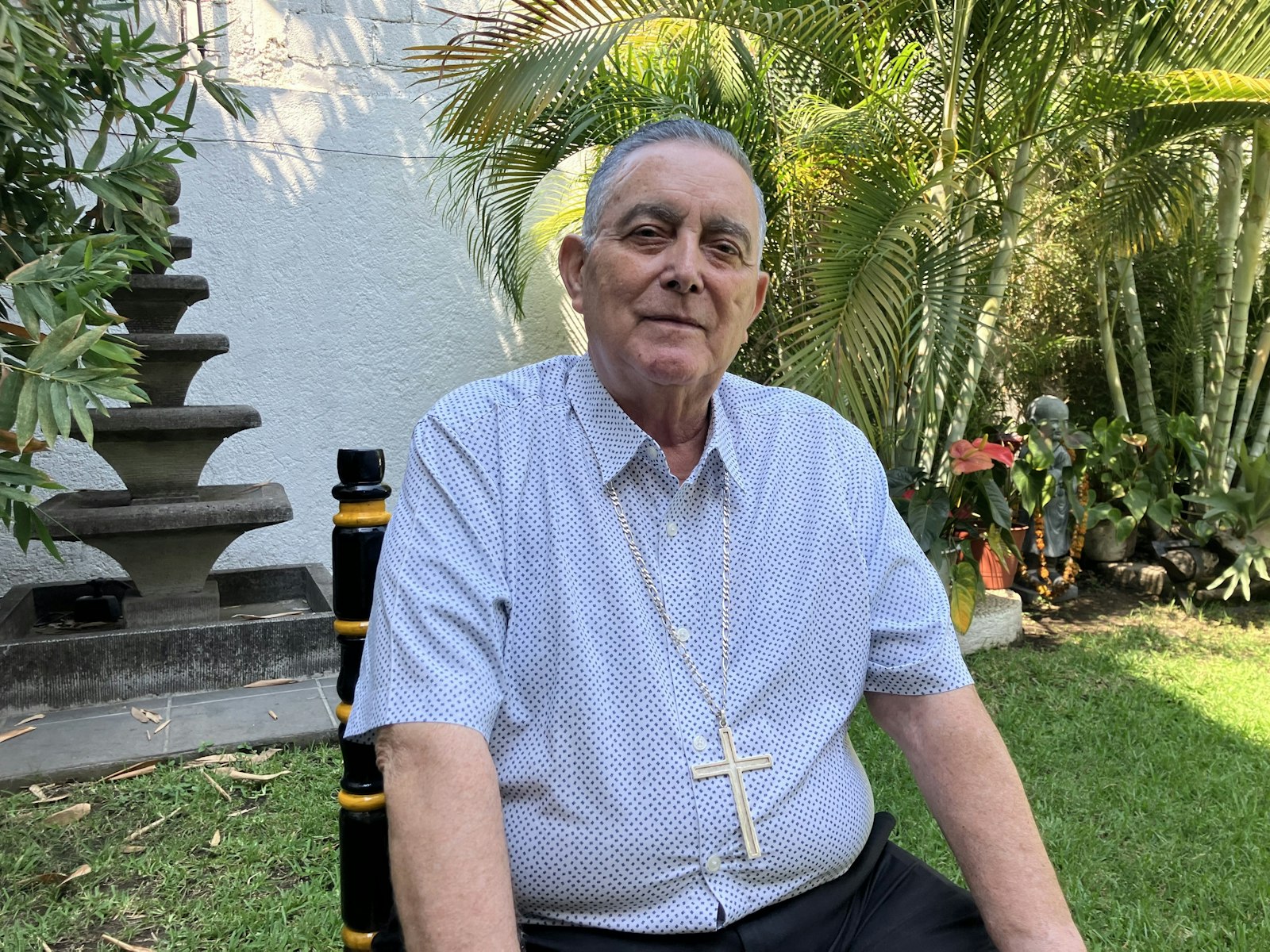 El Obispo jubilado Salvador Rangel Mendoza de Chilpancingo-Chilapa, México, posa fuera de su residencia en Jiutepec el 1 de abril de 2024. La Conferencia del Episcopado Mexicano ha cuestionado las acusaciones de comportamiento indebido por parte del Obispo Rangel en medio de relatos contradictorios sobre su desaparición y posterior reaparición en una cama de hospital, con el secretario general de la conferencia diciendo que la situación había asumido connotaciones políticas. (Foto de OSV News/David Agren)