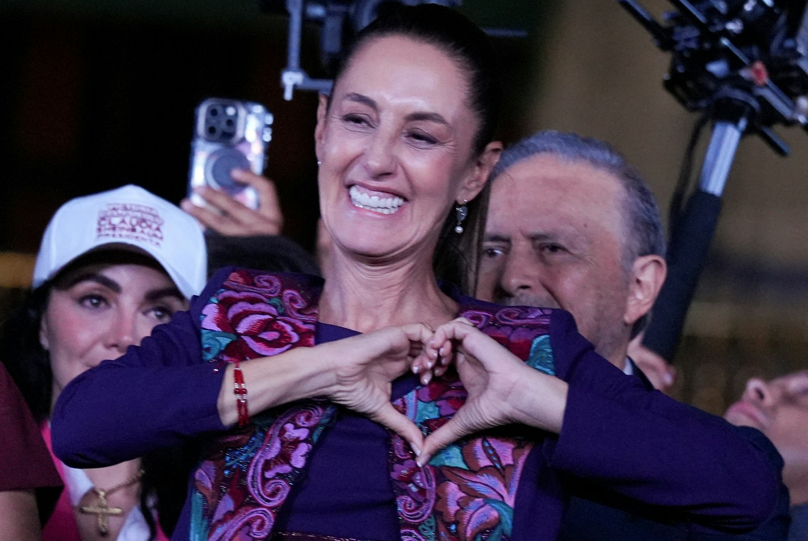 Claudia Sheinbaum, la candidata presidencial del partido gobernante Morena en México, hace un gesto a sus seguidores en la plaza del Zócalo en la Ciudad de México el 3 de junio de 2024, después de ganar las elecciones presidenciales del 2 de junio. (Foto de OSV News/Alexandre Meneghini, Reuters)