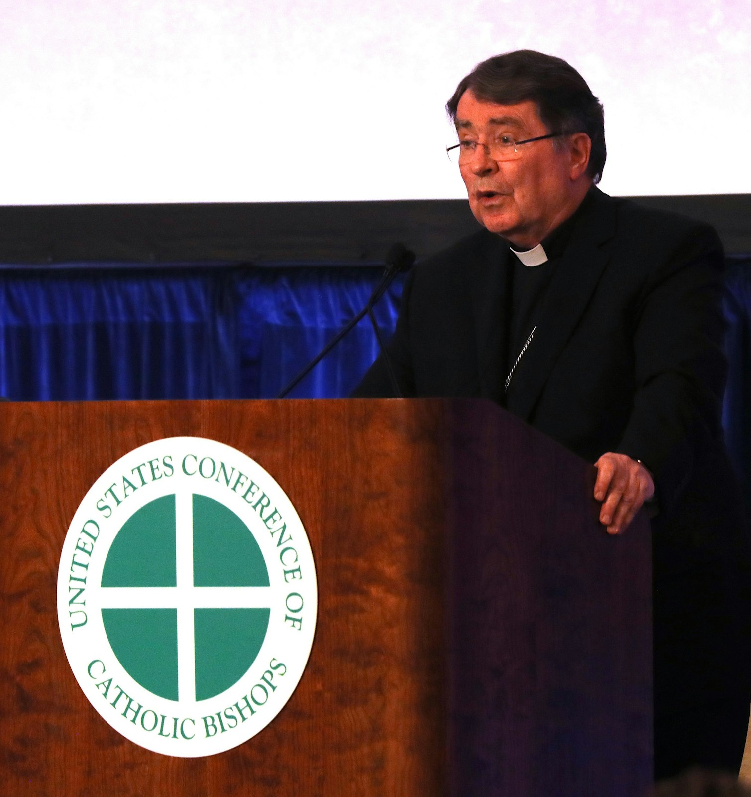 Cardenal Christophe Pierre, el nuncio apostólico del Vaticano en los Estados Unidos, habla el 13 de junio de 2023 en la U.S. Conference of Catholic Bishops' Spring Plenary Assembly en Louisville, Kentucky. (Foto de OSV News/Bob Roller)