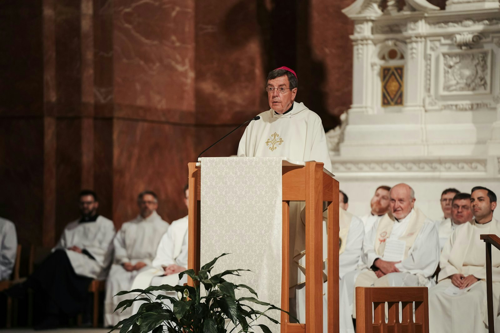 Durante su homilía, el arzobispo explicó que la fe en la Eucaristía es una ‘fe humilde’. “Al humillarse en la cruz y hacerse pan y vino en la Eucaristía, Jesús invita a quienes lo adoran a también humillarse ante el amor de Dios”, agregó.