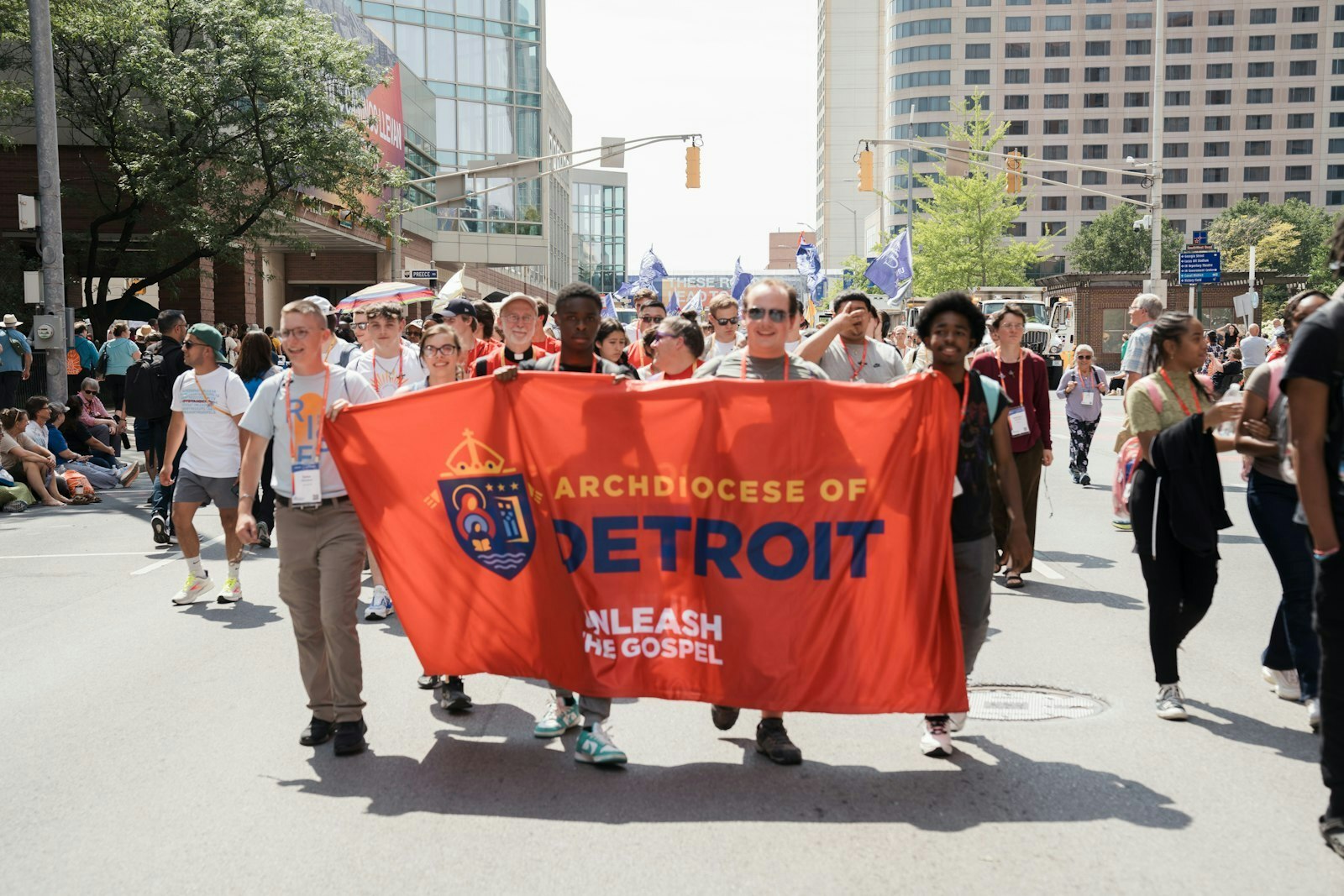 Ciudadanos de Detroit participan en una procesión eucarística por las calles de Indianápolis durante el Congreso Eucarístico Nacional.