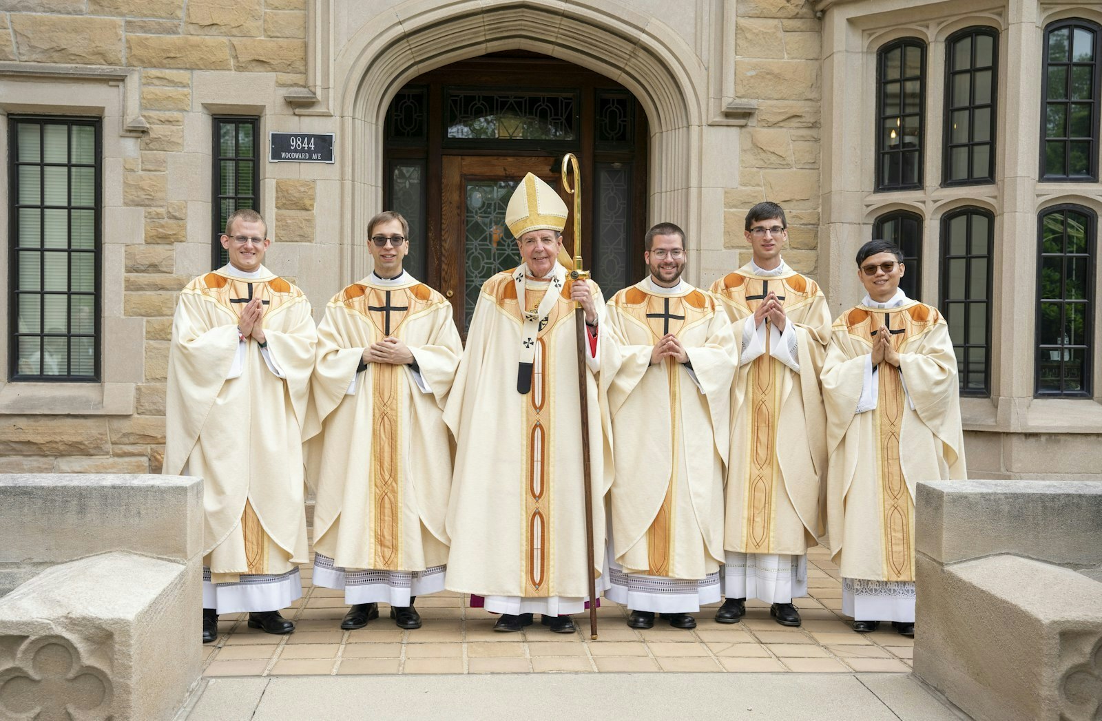 El Arzobispo Allen H. Vigneron, en el medio, posa junto a cinco sacerdotes que fueron ordenados el 18 de mayo para la Arquidiócesis de Detroit en la Cathedral of the Most Blessed Sacrament. De izquierda a derecha, los nuevos sacerdotes son el P. Matthew Kurt, (28 años), el P. Nicholas Brown, (31 años), el P. Stephen Moening, (27 años), el P. Ryan Asher, (27 años), y el P. Phuc (Tommy) Ngo, (31 años). (Fotos de Valaurian Waller | Detroit Catholic)