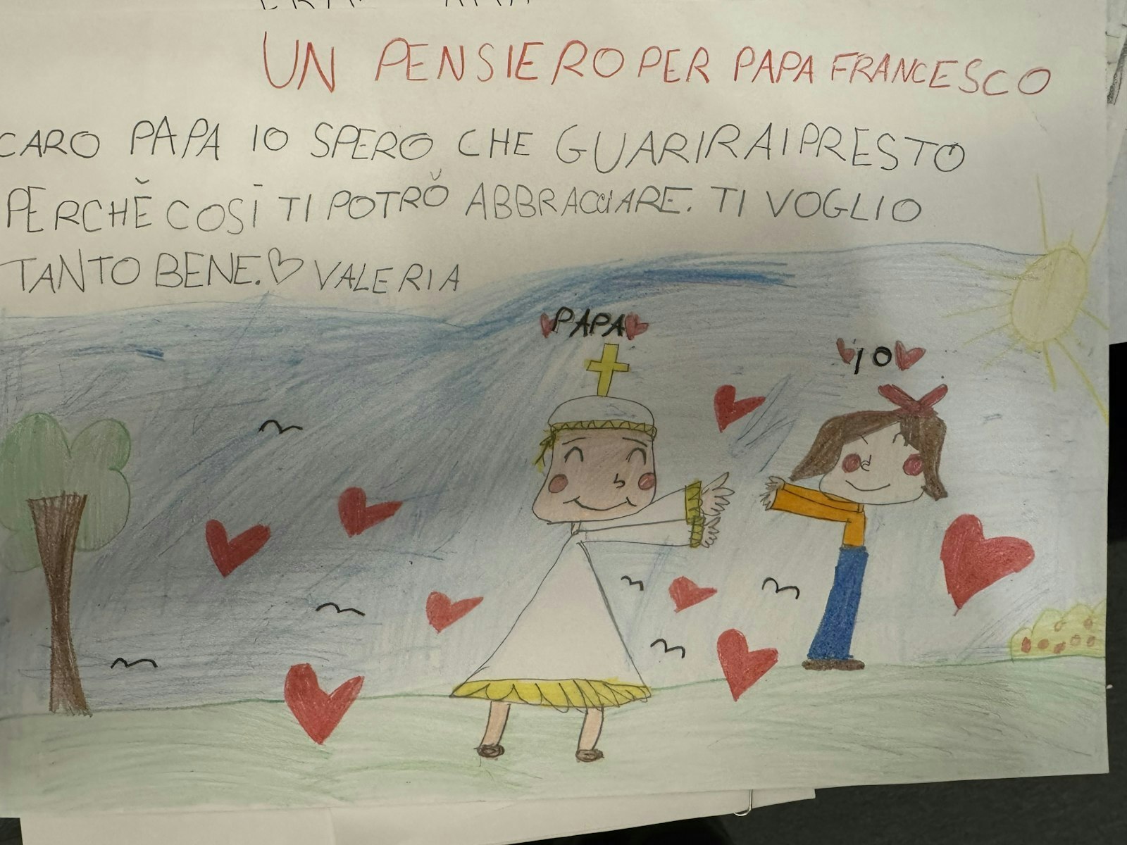 Una niña llamada Valeria envía al Papa Francisco una tarjeta en la que le dice que espera que se recupere pronto para poder darle un abrazo. La oficina de prensa del Vaticano tomó la tarjeta de la habitación del Papa Francisco en el hospital Gemelli de Roma el 23 de febrero de 2025, para que la vieran los periodistas. (CNS photo/Cindy Wooden)