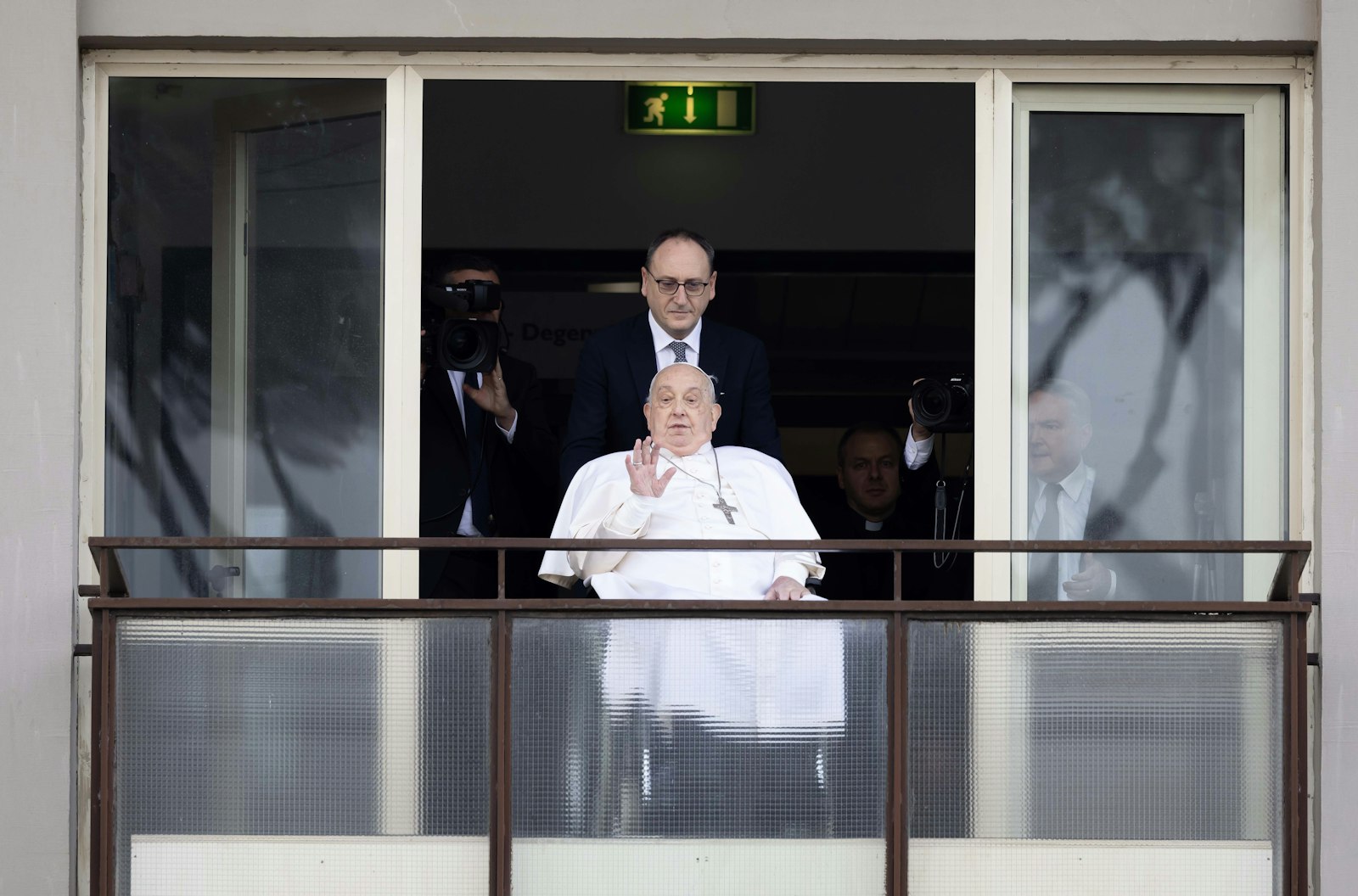 Pope Francis waves to a crowd of well-wishers at Rome's Gemelli hospital before returning to the Vatican March 23, 2025, after 38 days of treatment at the hospital. (CNS photo/Pablo Esparza)