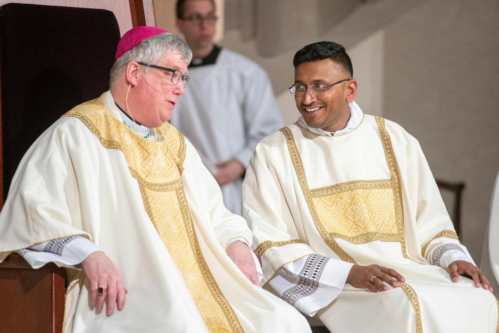 El diácono Michael Bruno Selvaraj comparte una sonrisa con el obispo Battersby durante su misa de ordenación. La historia de la vocación del diácono Bruno comenzó en su India natal, donde el seminario estaba demasiado lleno para admitirlo cuando era joven. No fue hasta que se mudó a Michigan en 2014 que redescubrió su vocación.