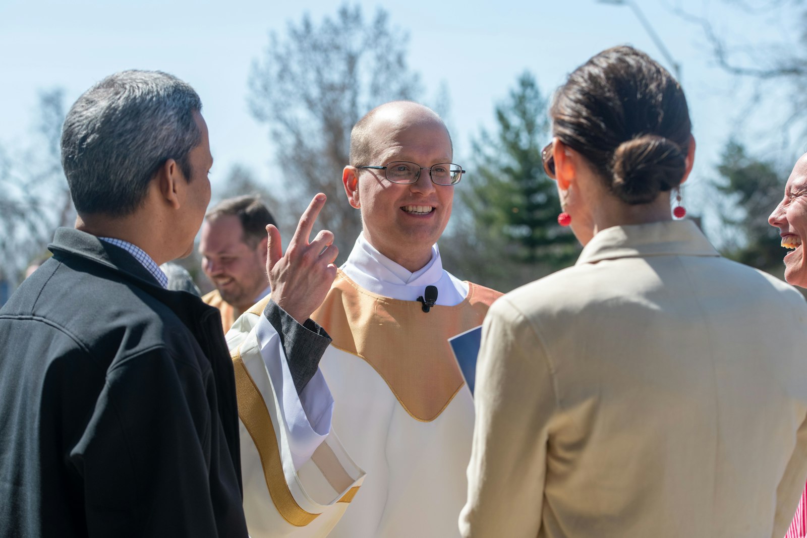 El diácono David Snow, SOLT, saluda a los simpatizantes después de la misa del 23 de abril, cuando él y otros cinco seminaristas fueron ordenados al diaconado transitorio. El diácono Snow fue ordenado por su orden, la Sociedad de Nuestra Señora de la Santísima Trinidad.