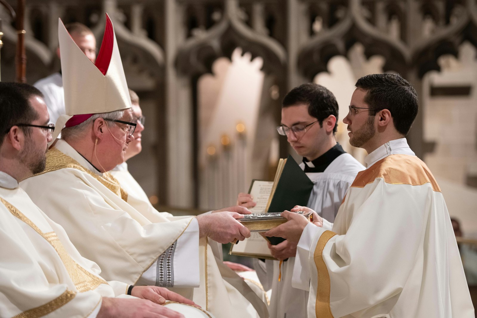 El obispo Battersby realiza parte del rito de ordenación mientras el diácono Jeremy Schupbach se arrodilla el 23 de abril en la Catedral del Santísimo Sacramento. El diácono Schupbach dijo que su vocación se fortaleció a través de la oración y el estudio de la rica teología de la Iglesia.