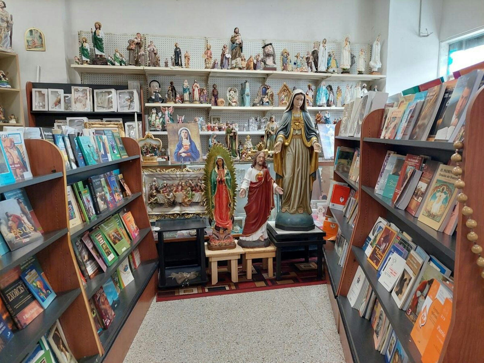 En cada libro, en cada artículo, en cada palabra, se manifiesta la convicción de que ‘Ave María’ es más que un lugar de compras; es un espacio donde la presencia de Dios se hace tangible. (Foto cortesía de Bertha Grajeda)