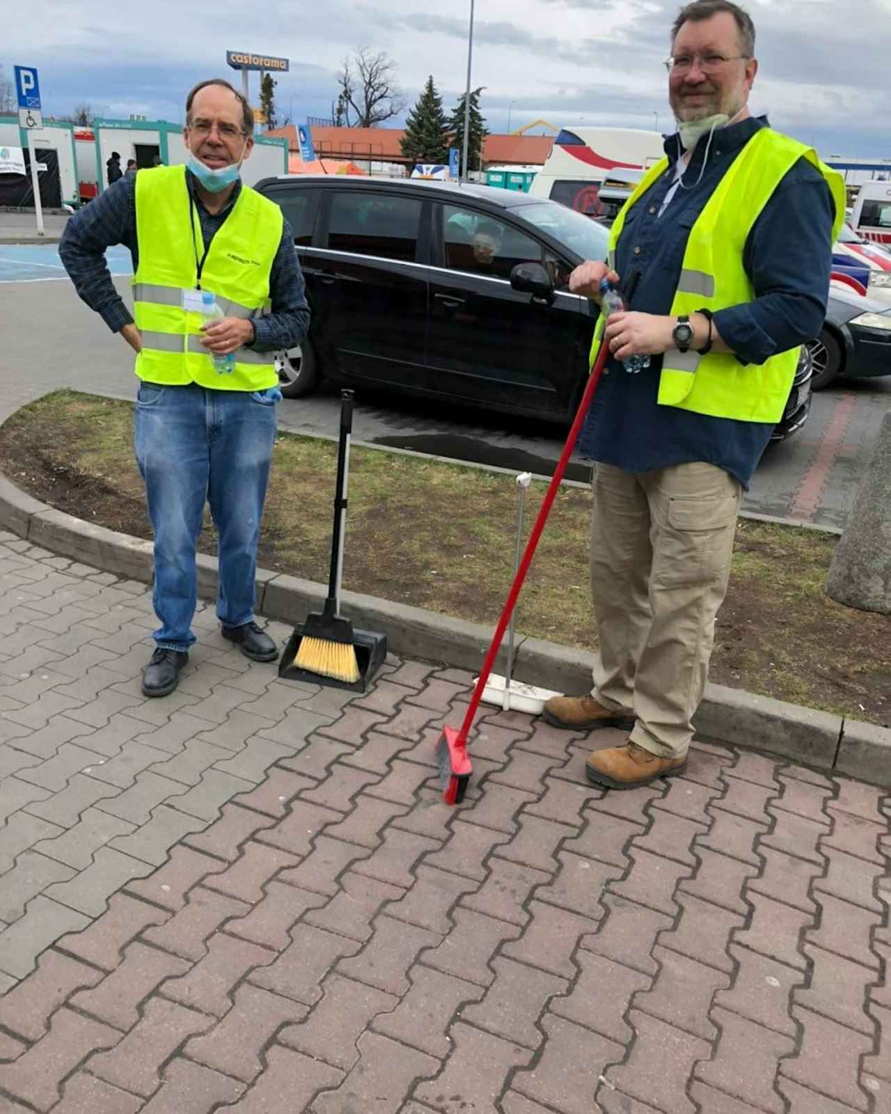 Mike McDevitt, a la izquierda, trabaja junto a otro voluntario en el Centro de Refugiados de Tesco. McDevitt dijo que pasar 10 días al servicio de los refugiados ucranianos le recordó el valor de la compasión y de estar presente para los demás.