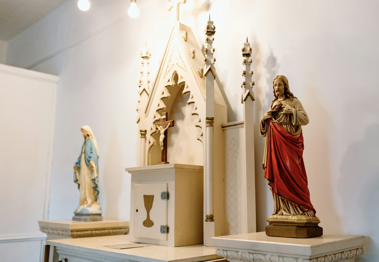 A small wooden tabernacle and statuary stand as a testament to the chapel's simplicity and humble faith, emblematic of the Irish settlers who first gathered there for Mass.