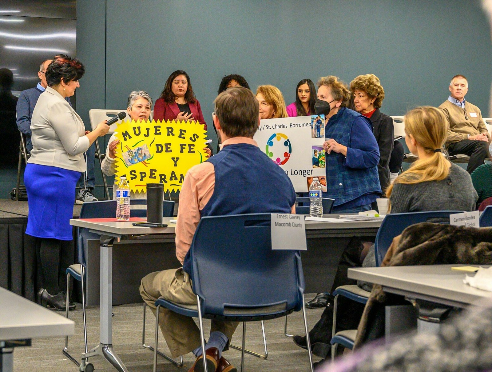 Inmigrantes, miembros de la comunidad y funcionarios electos se reunieron el 9 de diciembre de 2022 en el Centro de Capacitación de Carpinteros y Ebanistas en Detroit durante un evento organizado por Strangers No Longer, para abordar algunas de las necesidades de los inmigrantes en la comunidad local.