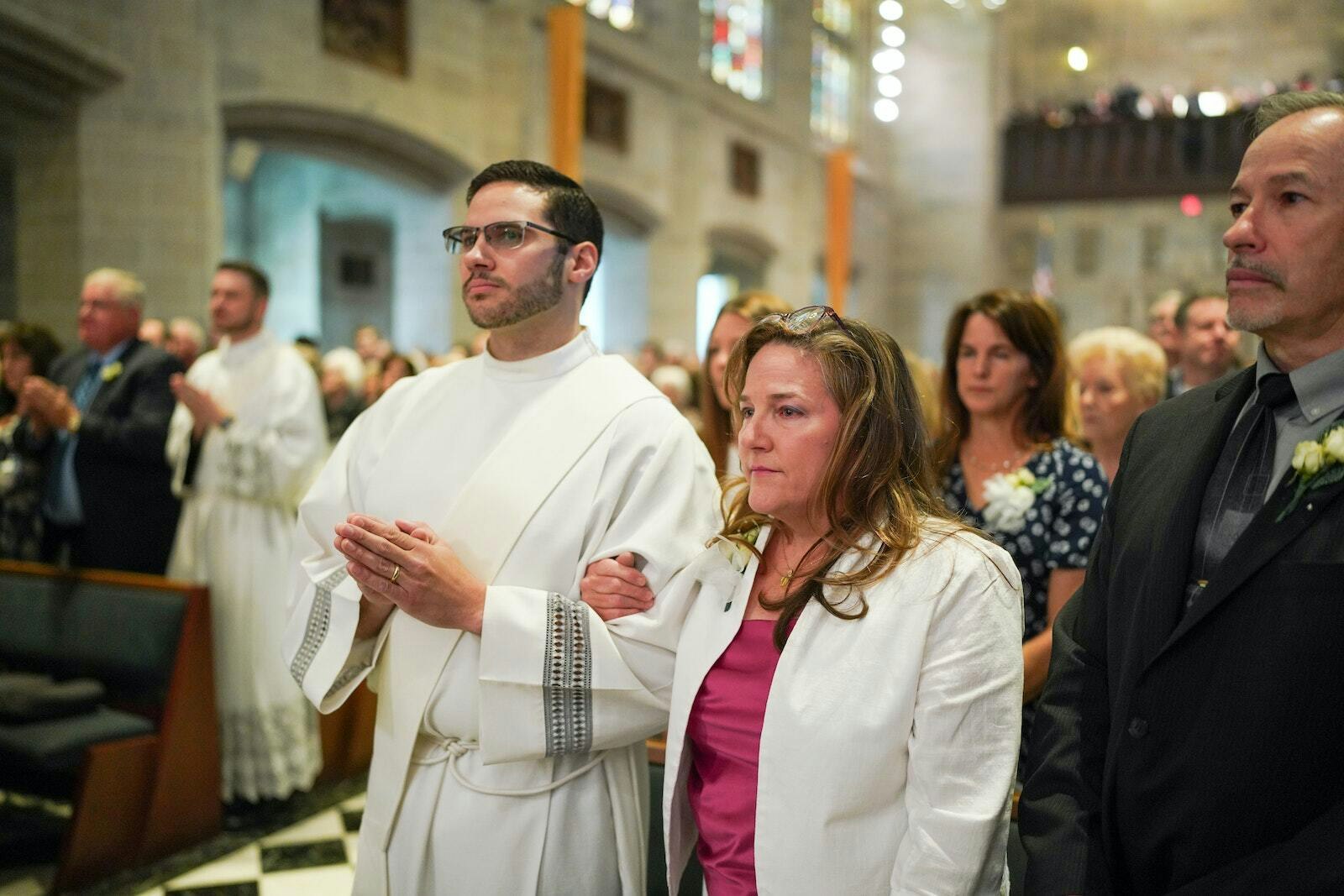 El padre Jeremy Schupbach se encuentra junto a su madre al inicio del Rito de Ordenación al Sacerdocio en la Catedral del Santísimo Sacramento el 27 de mayo. Al finalizar la Misa, el padre Schupbach pronunció un mensaje de agradecimiento al Arzobispo, sacerdotes, maestros, pastores, padres y familiares que brindaron apoyo a los cinco nuevos sacerdotes en su camino hacia la ordenación.