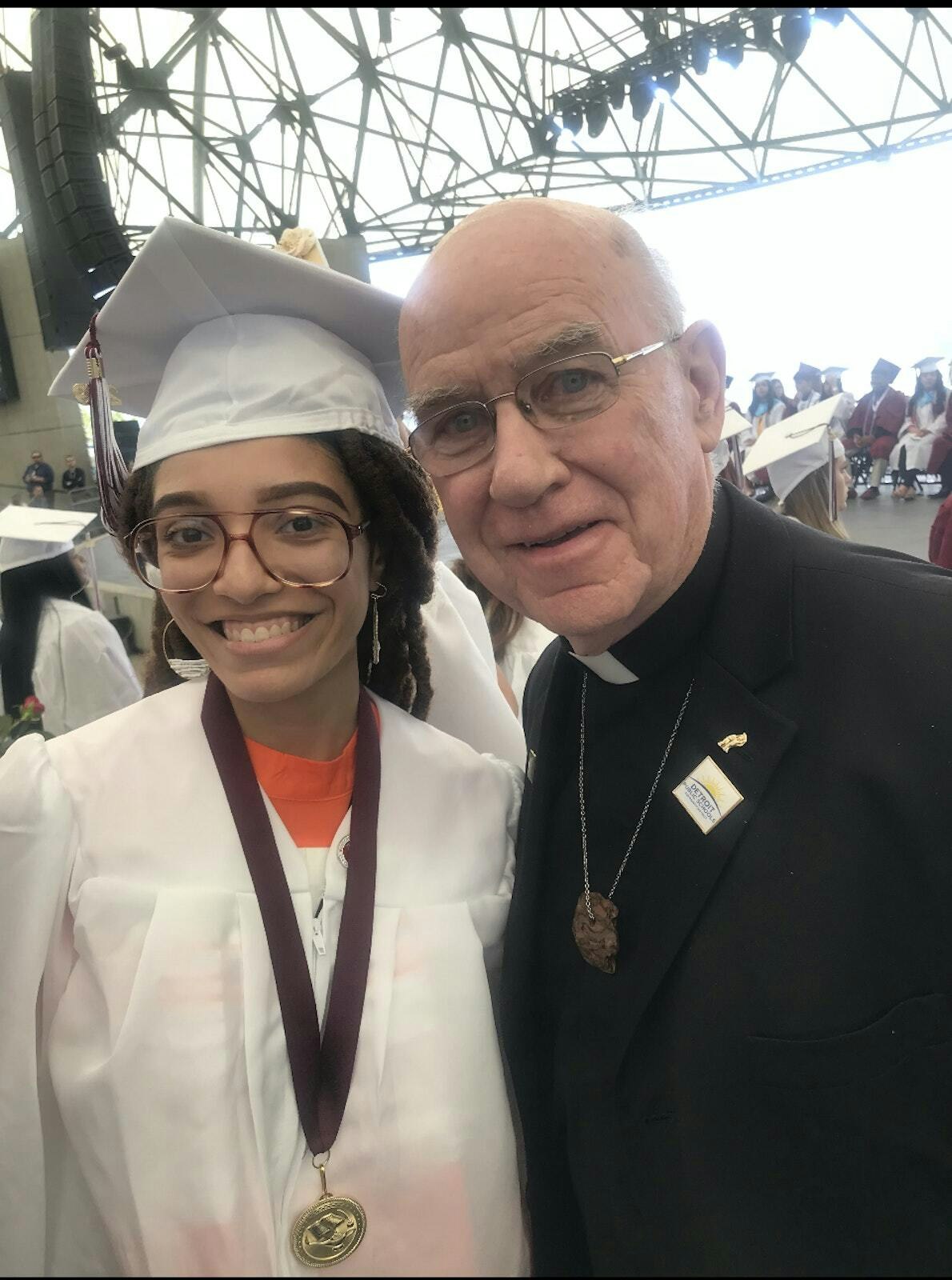 El Padre John Phelps, C.Ss.R., uno de los cofundadores de Life Directions, posa junto a una joven que encontró el éxito a través de Life Directions y se graduó de la escuela secundaria. (Foto cortesía de Life Directions)