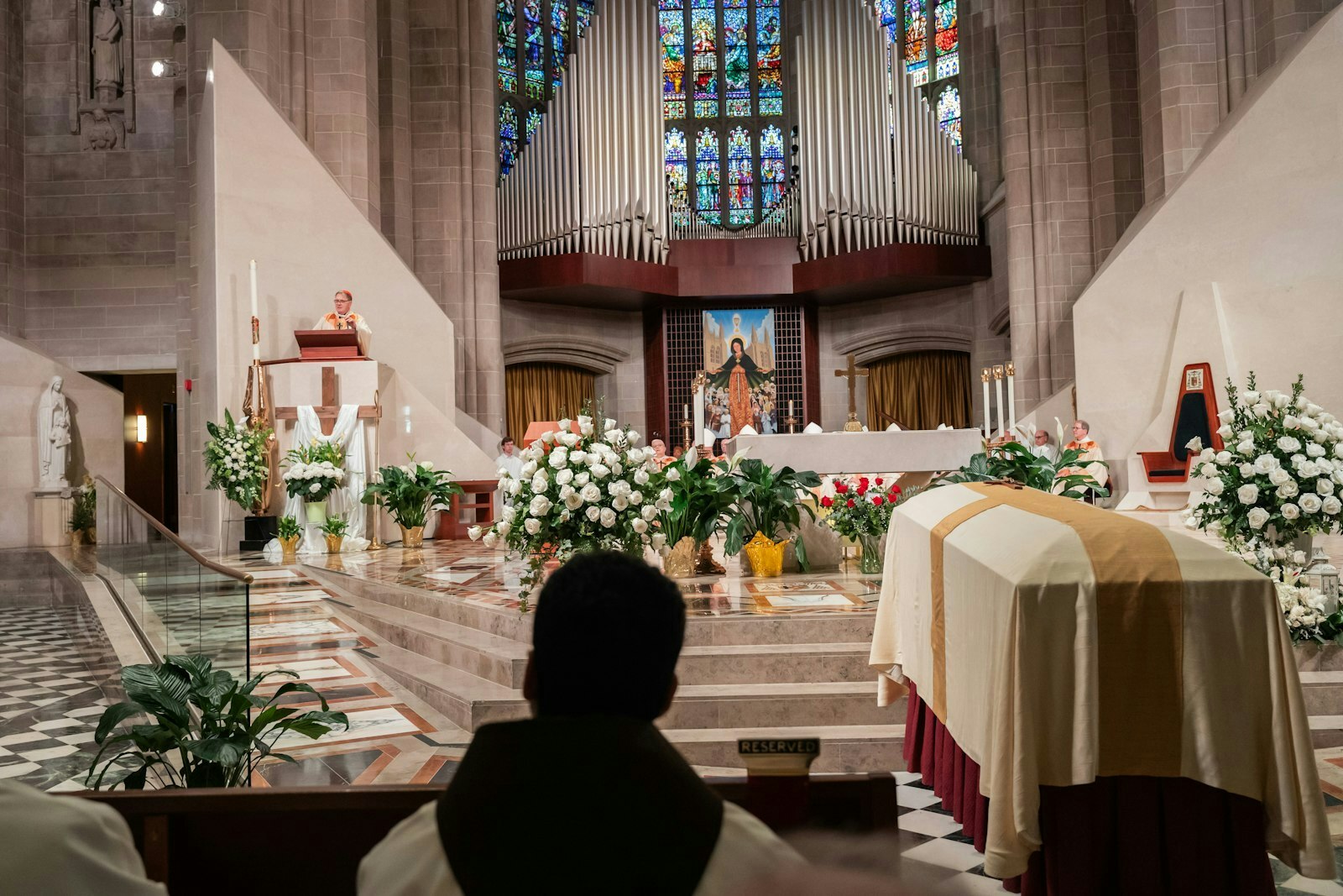 El Cardenal Tobin se dirige a una catedral llena de fieles el 13 de abril durante la Misa de Réquiem del Obispo Auxiliar de Detroit Thomas J. Gumbleton. A principios de semana, se realizaron visitas al Obispo Gumbleton en Motherhouse de las Hermanas IHM en Monroe, en la Sacred Heart Church en Detroit, y en Chas. Verheyden Funeral Home en Grosse Pointe Park.