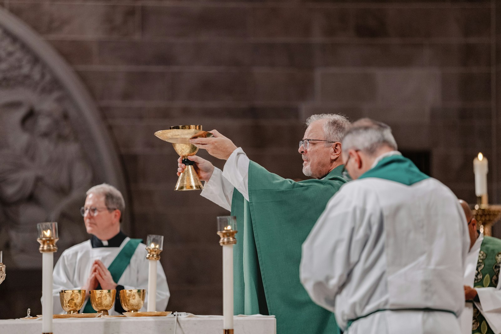 El P. David Buersmeyer dijo que la mesa de la Eucaristía del Señor es donde las comunidades de inmigrantes de todo el mundo se reúnen para estar con Cristo, un signo de la universalidad de la Iglesia.